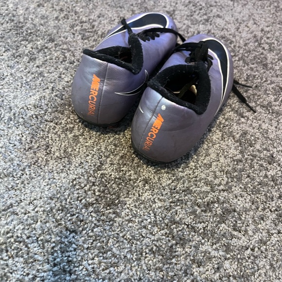 These are a size 6 in youth, Nike soccer cleats. - Picture 2 of 3